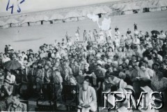 3.05.1944, Karachi, Indie.
Obóz przejściowy dla polskich uchodźców. Obchody rocznicy uchwalenia Konstytucji 3 Maja. Mieszkańcy obozu oraz goście podczas mszy świętej.
Fot. NN, Kronika osiedla polskiego Valivade-Kolhapur, Indie, tom III, Instytut Polski i Muzeum im. gen. Sikorskiego w Londynie