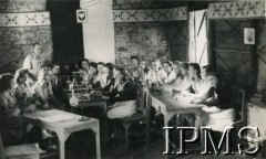 1943-1947, Valivade-Kolhapur, Indie.
Osiedle dla polskich uchodźców. Uczniowie podczas lekcji w pracowni fizyczno-chemicznej.
Fot. NN, Kronika osiedla polskiego Valivade-Kolhapur, Indie, tom III, Instytut Polski i Muzeum im. gen. Sikorskiego w Londynie