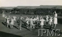 1943-1947, Valivade-Kolhapur, Indie.
Osiedle dla polskich uchodźców. Przedszkolaki podczas zabawy.
Fot. NN, Kronika osiedla polskiego Valivade-Kolhapur, Indie, tom III, Instytut Polski i Muzeum im. gen. Sikorskiego w Londynie