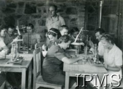 1943-1947, Valivade-Kolhapur, Indie.
Osiedle dla polskich uchodźców. Uczniowie II klasy liceum w pracowni fizyczno-chemicznej.
Fot. NN, Kronika osiedla polskiego Valivade-Kolhapur, Indie, tom III, Instytut Polski i Muzeum im. gen. Sikorskiego w Londynie