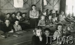 1943-1947, Valivade-Kolhapur, Indie.
Osiedle dla polskich uchodźców. Uczniowie szkoły powszechnej podczas lekcji.
Fot. NN, Kronika osiedla polskiego Valivade-Kolhapur, Indie, tom III, Instytut Polski i Muzeum im. gen. Sikorskiego w Londynie