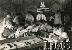 1943-1947, Valivade-Kolhapur, Indie.
Osiedle dla polskich uchodźców. Uczniowie szkoły powszechnej podczas zajęć w pracowni robót ręcznych.
Fot. NN, Kronika osiedla polskiego Valivade-Kolhapur, Indie, tom III, Instytut Polski i Muzeum im. gen. Sikorskiego w Londynie