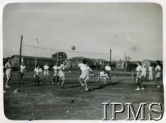 1943-1947, Valivade-Kolhapur, Indie.
Osiedle dla polskich uchodźców. Zajęcia sportowe w gimnazjum, uczniowie rozgrywają mecz piłki siatkowej.
Fot. NN, Kronika osiedla polskiego Valivade-Kolhapur, Indie, tom III, Instytut Polski i Muzeum im. gen. Sikorskiego w Londynie