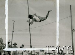 1943-1947, Valivade-Kolhapur, Indie.
Osiedle dla polskich uchodźców. Zajęcia sportowe w gimnazjum, skok o tyczce.
Fot. NN, Kronika osiedla polskiego Valivade-Kolhapur, Indie, tom III, Instytut Polski i Muzeum im. gen. Sikorskiego w Londynie