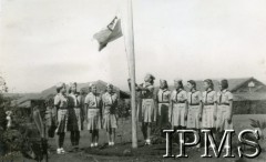 1944-1947, Valivade-Kolhapur, Indie.
Osiedle dla polskich uchodźców. Harcerki podnoszą flagę polską u mogiły powstańczej.
Fot. NN, Kronika osiedla polskiego Valivade-Kolhapur, Indie, tom III, Instytut Polski i Muzeum im. gen. Sikorskiego w Londynie