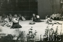 1943-1947, Bombaj, Indie.
Dzieci z osiedla dla polskich uchodźców w Valivade-Kolhapur podczas występu.
Fot. NN, Kronika osiedla polskiego Valivade-Kolhapur, Indie, tom III, Instytut Polski i Muzeum im. gen. Sikorskiego w Londynie