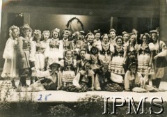 1943-1947, Bombaj, Indie.
Dzieci z osiedla dla polskich uchodźców w Valivade-Kolhapur podczas występu.
Fot. NN, Kronika osiedla polskiego Valivade-Kolhapur, Indie, tom III, Instytut Polski i Muzeum im. gen. Sikorskiego w Londynie