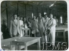 1943-1947, Valivade-Kolhapur, Indie.
Osiedle dla polskich uchodźców. Profesor Massini na kursie kroju i szycia.
Fot. NN, Kronika osiedla polskiego Valivade-Kolhapur, Indie, tom III, Instytut Polski i Muzeum im. gen. Sikorskiego w Londynie