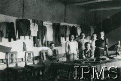 1943-1947, Valivade-Kolhapur, Indie.
Osiedle dla polskich uchodźców. Wystawa kursu trykotarskiego. Słuchaczki kursu przy swoich pracach.
Fot. NN, Kronika osiedla polskiego Valivade-Kolhapur, Indie, tom III, Instytut Polski i Muzeum im. gen. Sikorskiego w Londynie