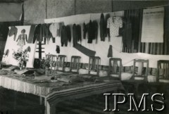 1943-1947, Valivade-Kolhapur, Indie.
Osiedle dla polskich uchodźców. Wystawa prac uczestniczek kursu trykotarskiego.
Fot. NN, Kronika osiedla polskiego Valivade-Kolhapur, Indie, tom III, Instytut Polski i Muzeum im. gen. Sikorskiego w Londynie