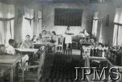 1943-1947, Valivade-Kolhapur, Indie.
Osiedle dla polskich uchodźców. Mieszkańcy osiedla w cukierni.
Fot. NN, Kronika osiedla polskiego Valivade-Kolhapur, Indie, tom III, Instytut Polski i Muzeum im. gen. Sikorskiego w Londynie