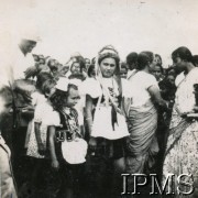 1943-1947, Valivade-Kolhapur, Indie.
Osiedle dla polskich uchodźców. Hinduscy goście w osiedlu. Na pierwszym planie dziewczynki w strojach ludowych.
Fot. NN, Kronika osiedla polskiego Valivade-Kolhapur, Indie, tom III, Instytut Polski i Muzeum im. gen. Sikorskiego w Londynie