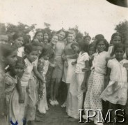 1943-1947, Valivade-Kolhapur, Indie.
Osiedle dla polskich uchodźców. Hinduscy goście w osiedlu.
Fot. NN, Kronika osiedla polskiego Valivade-Kolhapur, Indie, tom III, Instytut Polski i Muzeum im. gen. Sikorskiego w Londynie
