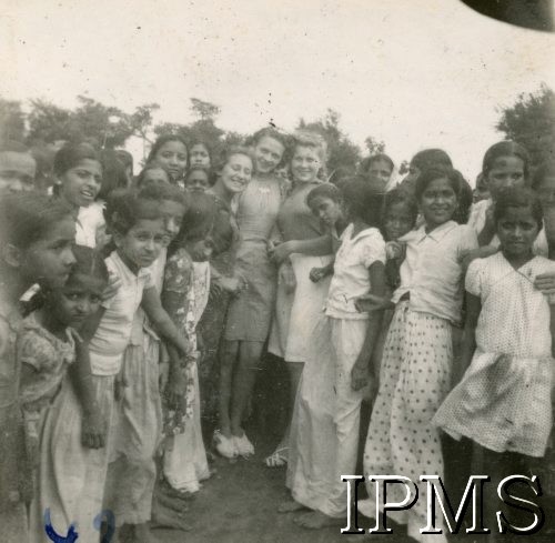 1943-1947, Valivade-Kolhapur, Indie.
Osiedle dla polskich uchodźców. Hinduscy goście w osiedlu.
Fot. NN, Kronika osiedla polskiego Valivade-Kolhapur, Indie, tom III, Instytut Polski i Muzeum im. gen. Sikorskiego w Londynie