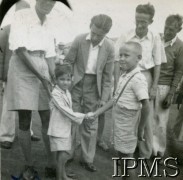 1943-1947, Valivade-Kolhapur, Indie.
Osiedle dla polskich uchodźców. Hinduscy goście w osiedlu.
Fot. NN, Kronika osiedla polskiego Valivade-Kolhapur, Indie, tom III, Instytut Polski i Muzeum im. gen. Sikorskiego w Londynie