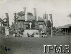 1944-1947, Valivade-Kolhapur, Indie.
Osiedle dla polskich uchodźców. Tablica pamiątkowa ku czci ofiar II wojny światowej wystawiona w okresie święta zmarłych.
Fot. NN, Kronika osiedla polskiego Valivade-Kolhapur, Indie, tom III, Instytut Polski i Muzeum im. gen. Sikorskiego w Londynie
