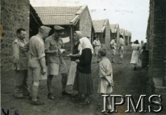 1943-1947, Valivade-Kolhapur, Indie.
Osiedle dla polskich uchodźców. Angielscy i amerykańscy żołnierze rozmawiają z Polakami.
Fot. NN, Kronika osiedla polskiego Valivade-Kolhapur, Indie, tom III, Instytut Polski i Muzeum im. gen. Sikorskiego w Londynie