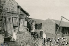 1943-1947, Valivade-Kolhapur, Indie.
Osiedle dla polskich uchodźców. Budynek zniszczony przez burzę.
Fot. NN, Kronika osiedla polskiego Valivade-Kolhapur, Indie, tom III, Instytut Polski i Muzeum im. gen. Sikorskiego w Londynie