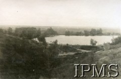 Wrzesień 1941 - styczeń 1942, Tatiszczewo, ZSRR.
Widok na staw, po lewej stronie dowództwo 5 Wileńskiej Dywizji Piechoty.
Fot. NN, Kronika 15 Wileńskiego Batalionu Strzelców 