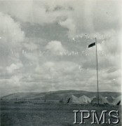 Maj 1942, okolice Dżałał-Abad, Kirgiska Socjalistyczna Republika Radziecka, ZSRR.
Obóz stacjonowania 5 Wileńskiej Dywizji Piechoty. Nad namiotami powiewa flaga biało-czerwona.
Fot. NN, Kronika 15 Wileńskiego Batalionu Strzelców 
