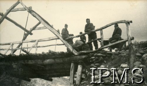 Luty-sierpień 1942, okolice Dżałał-Abad, Kirgiska Socjalistyczna Republika Radziecka, ZSRR.
Żołnierze 15 Pułku Piechoty 