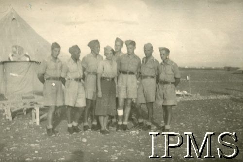 Wrzesień-październik 1942, Khanaqin, Irak.
Ochotniczka Eugenia Korbińska na czele zespołu recytacyjnego teatru 15 Pułku Piechoty 