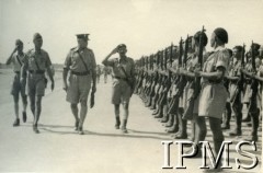 1943, Khanaqin, Irak.
Obóz 5 Wileńskiej Dywizji Piechoty. Generał sir Henry Maitland Wilson wizytuje oddziały 5 Wileńskiej Dywizji Piechoty. Z lewej strony generał Władysław Anders - dowódca Armii Polskiej na Wschodzie.
Fot. NN, Kronika 15 Wileńskiego Batalionu Strzelców 