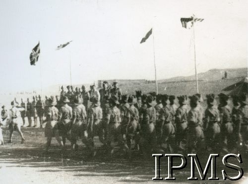 1943, Khanaqin, Irak.
Obóz 5 Wileńskiej Dywizji Piechoty. Defilada żołnierzy podczas wizyty generała sir H. Maitland Wilson'a.
Fot. NN, Kronika 15 Wileńskiego Batalionu Strzelców 