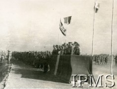1943, Khanaqin, Irak.
Obóz 5 Wileńskiej Dywizji Piechoty. Defilada żołnierzy podczas wizyty generała sir H. Maitland Wilson'a.
Fot. NN, Kronika 15 Wileńskiego Batalionu Strzelców 