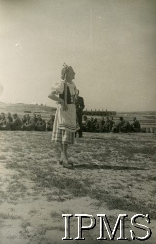 4.04.1943, Khanaqin, Irak.
Ochotniczka Eugenia Woźniakówna, aktorka teatru 5 Kresowej Dywizji Piechoty podczas występu dla żołnierzy.
Fot. NN, Kronika 15 Wileńskiego Batalionu Strzelców 