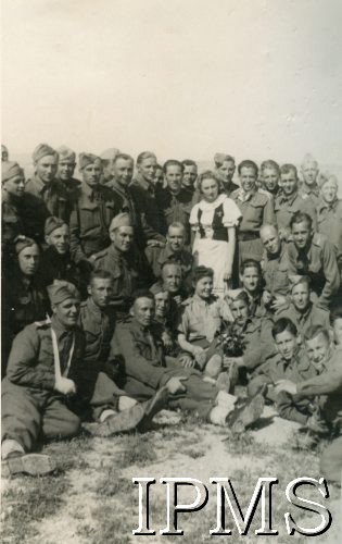 4.04.1943, Khanaqin, Irak.
Ochotniczki Eugenia Woźniakówna (w stroju ludowym) i Maryla Wróblewska wśród żołnierzy 15 Wileńskiego Batalionu Strzelców 