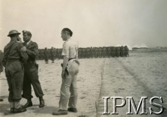 20.04.1943, Kirkuk, Irak.
Generał Zygmunt Szyszko-Bohusz przekazuje dowództwo 5 Kresowej Dywizji Piechoty generałowi Gustawowi Paszkiewiczowi.
Fot. NN, Kronika 15 Wileńskiego Batalionu Strzelców 