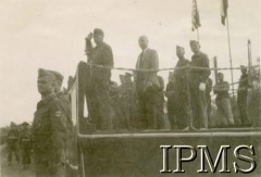 28.11.1943, Bechmezzin, Liban.
Defilada 5 Wileńskiej Brygady Piechoty przed Naczelnym Wodzem generałem broni Kazimierzem Sosnkowskim.
Fot. NN, Kronika 15 Wileńskiego Batalionu Strzelców 