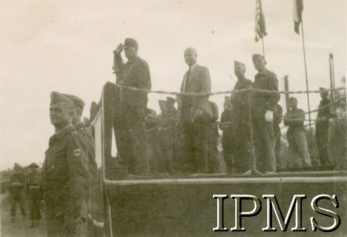 28.11.1943, Bechmezzin, Liban.
Defilada 5 Wileńskiej Brygady Piechoty przed Naczelnym Wodzem generałem broni Kazimierzem Sosnkowskim.
Fot. NN, Kronika 15 Wileńskiego Batalionu Strzelców 