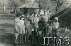 Grudzień 1943, Bechmezzin, Liban.
Dzieci libańskie, które gościły u żołnierzy 15 Wileńskiego Batalionu Strzelców 