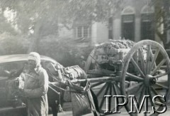 Styczeń-luty 1944, Kair, Egipt.
Mężczyzna prowadzący osła zaprzężonego w starą arbę.
Fot. NN, Kronika 15 Wileńskiego Batalionu Strzelców 