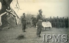 8-9.04.1944, Fornelli, Włochy.
Dowódca 5 Wileńskiej Brygady Piechoty pułkownik Wincenty Kurek składa żołnierzom życzenia wielkanocne.
Fot. NN, Kronika 15 Wileńskiego Batalionu Strzelców 