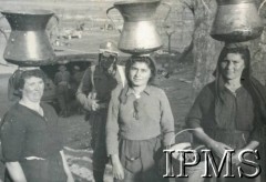 Kwiecień 1944, okolica nad rzeką Volturno, Włochy.
Starszy sierżant Skrzypczak w towarzystwie Włoszek z dzbanami na głowie.
Fot. NN, Kronika 15 Wileńskiego Batalionu Strzelców 