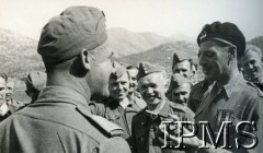 7.05.1944, Viticuso, Włochy.
Dowódca 2 Korpusu Polskiego generał Władysław Anders w rozmowie z majorem Leonem Gnatowskim.
Fot. NN, Kronika 15 Wileńskiego Batalionu Strzelców 