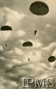 1940-1945, brak miejsca.
Żołnierze 1 Dywizji Strzelców Spadochronowych w powietrzu.
Fot. NN, Kronika 15 Wileńskiego Batalionu Strzelców 
