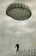 1940-1945, brak miejsca.
Żołnierz 1 Dywizji Strzelców Spadochronowych w powietrzu.
Fot. NN, Kronika 15 Wileńskiego Batalionu Strzelców 