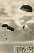 1940-1945, brak miejsca.
Żołnierze 1 Dywizji Strzelców Spadochronowych w powietrzu.
Fot. NN, Kronika 15 Wileńskiego Batalionu Strzelców 