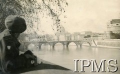 Czerwiec 1944, Rzym, Włochy.
Żołnierz nad Tybrem, w oddali panorama Rzymu. Miasto zostało zdobyte przez aliantów 4 czerwca 1944 roku.
Fot. NN, Kronika 15 Wileńskiego Batalionu Strzelców 