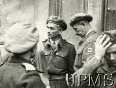 Czerwiec 1944, okolice Jelsi, Włochy.
Podpułkownik Henryk Piątkowski (z prawej) - dowódca 5 Wileńskiej Brygady Piechoty (od czerwca do września 1944 roku) i podpułkownik dyplomowany Feliks Machnowski.
Fot. NN, Kronika 15 Wileńskiego Batalionu Strzelców 