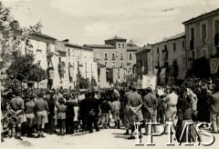 8.06.1944, Jelsi, Włochy.
Obchody Bożego Ciała przez żołnierzy 5 Wileńskiej Brygady Piechoty. Mieszkańcy miasteczka i żołnierze zgromadzeni na procesji.
Fot. NN, Kronika 15 Wileńskiego Batalionu Strzelców 