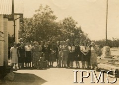 Wrzesień 1943, Digglefold, Rodezja Południowa. 
Ośrodek szkolny dla polskich uchodźców w południowej Afryce. Pierwsze polskie uczennice i personel szkolny. 
Fot. NN, kolekcja: Osiedla polskie w Afryce, Instytut Polski i Muzeum im. gen. Sikorskiego w Londynie