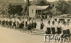 26.05.1946, Salisbury, Rodezja Południowa. 
Uroczysta procesja z udziałem uczennic z Ośrodka szkolnego w Digglefold. Uroczystości odbyły się na zakończenie trzydniowego Kongresu Katolickiego w Salisbury, w związku z pobytem w Rodezji Południowej Arcybiskupa Lukasa z Bloemfontein, pełniącego obowiązki specjalnego delegata papieskiego na Afrykę Południową. 
Fot. NN, kolekcja: Osiedla polskie w Afryce, Instytut Polski i Muzeum im. gen. Sikorskiego w Londynie