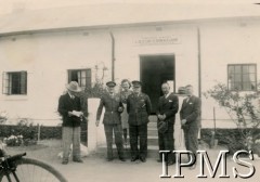 1943-1946, Digglefold, Rodezja Południowa. 
Ośrodek szkolny dla polskich uchodźców w południowej Afryce. Stoją od lewej: gen. Ferdynand Zarzycki, dyrektor Gimnazjum i kierownik Ośrodka Szkolnego, mjr Bagshawe, pani Lipczyk - sekretarka, por. Kelly, prezes Kadow - kierownik osiedla Marandellas, sędzia Przednowak - kierownik osiedla Rusape. Nad drzwiami budynku widnieje napis: 