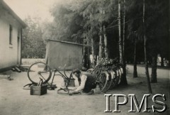 1943-1946, Digglefold, Rodezja Południowa. 
Ośrodek szkolny dla polskich uchodźców w południowej Afryce. Motoryzacja szkoły, Józef Rogowy - główny mechanik - naprawia rower. 
Fot. NN, kolekcja: Osiedla polskie w Afryce, Instytut Polski i Muzeum im. gen. Sikorskiego w Londynie