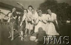 1943-1946, Digglefold, Rodezja Południowa. 
Ośrodek szkolny dla polskich uchodźców w południowej Afryce. Uczennice II klasy liceum podczas bielenia sypialni, od lewej: Eleonora Dolińska, Maria (Marysia) Buba, Jadwiga lub Jagoda (Jadzia) Hryniewicz, Weronika Blok (lub Błok), Maria (Marysia) Krzyśko (Krzysko), Janina Frużyńska (Fruzynska). 
Fot. NN, kolekcja: Osiedla polskie w Afryce, Instytut Polski i Muzeum im. gen. Sikorskiego w Londynie